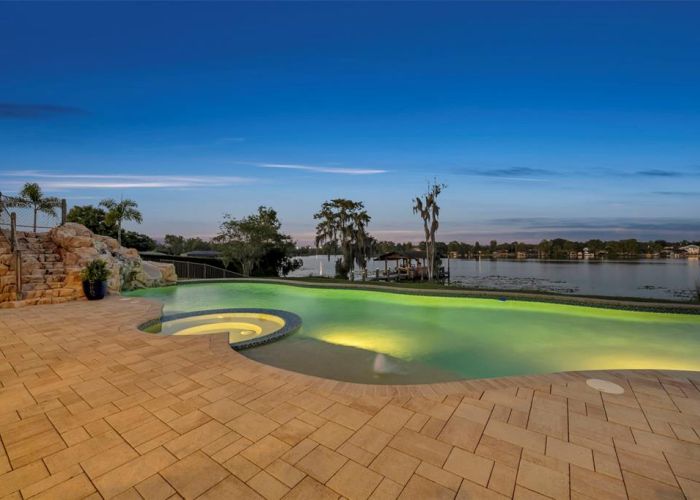 656 LONG LAKE
